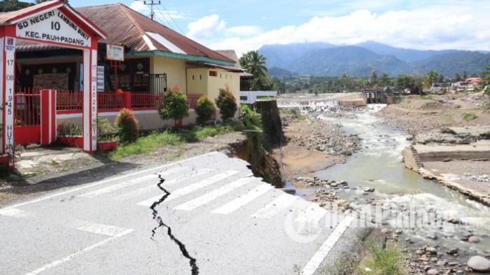 SDN 10 LAMBUNG BUKIT - Kondisi terkini di SDN 10 Lambung Bukit, Kecamatan Pauh, Kota Padang pasca diterjang banjir akhir tahun lalu, Kamis (2/7/2026). Tepat di hadapan gerbang yang meranggas itu, aliran sungai mengalir tenang.