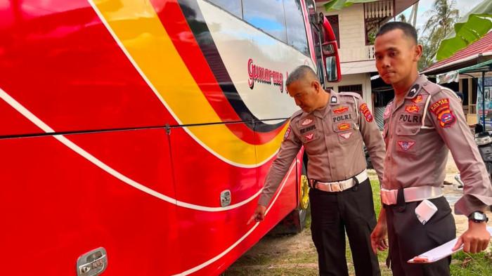 KECELAKAAN LALU LINTAS- Petugas Satlantas Polres Solok Kota melakukan olah tempat kejadian perkara (TKP) di lokasi kecelakaan maut di Jalan Lintas Sumatera, Jorong Tembok, Nagari Kacang, Kecamatan X Koto Singkarak, Kabupaten Solok, Rabu (1/7/2026).
