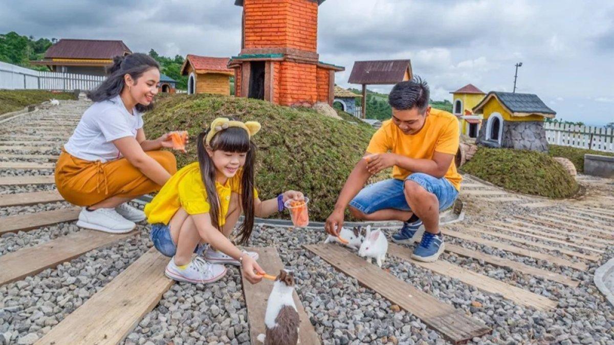 CEPOGO CHEESE PARK - Pengunjung yang liburan bareng keluarga di Cepogo Cheese Park Boyolali
