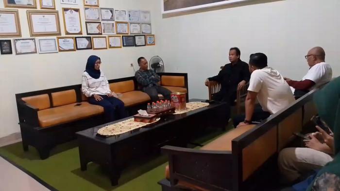 KHITAN - Ketua KPAID Kabupaten Tasikmalaya Ato Rinanto mendampingi pasutri asal Tasikmalaya yang anaknya diduga jadi korban malapraktik khitan di wilayah Rajapolah, Tasikmalaya, Jawa Barat, Rabu (1/7/2026).