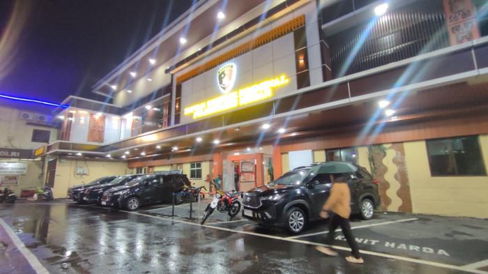 OTT KPK SUMUT - Suasana di depan ruang Satreskrim Polrestabes Medan, di Jalan HM Said, Kota Medan, Kamis (2/7/2026) malam. Informasi yang didapat, usai melakukan OTT di Sumut tim KPK melakukan pemeriksaan terhadap tiga orang di Polrestabes Medan.