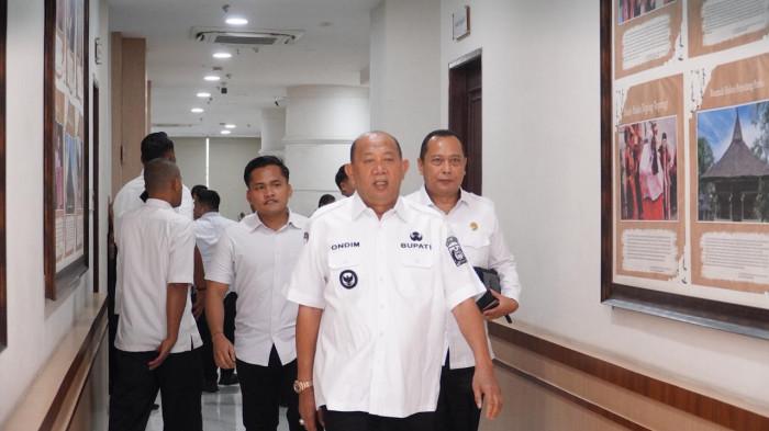 POSBANKUM - Bupati Langkat, Syah Afandin saat menghadiri acara Peresmian Pos Bantuan Hukum (PosBankum) yang digelar oleh Kementerian Hukum Republik Indonesia bersama Pemerintah Provinsi Sumatera Utara di Aula Raja Inal Siregar, Kantor Gubernur Sumatera Utara, Kota Medan, belum lama ini.