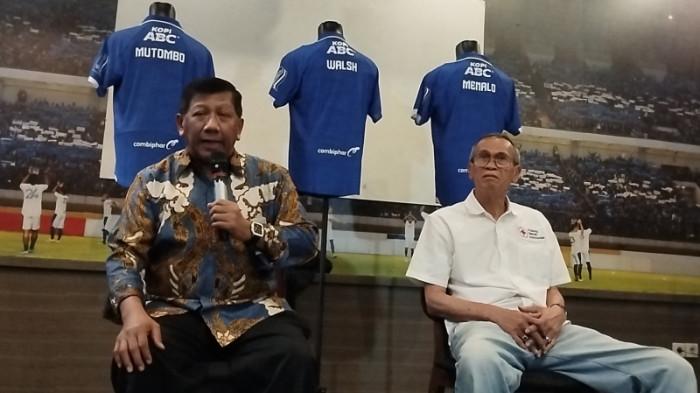 WAWANCARA - Komisaris PT Persib Bandung Bermartabat, Kuswara S Taryono, saat menyampaikan kabar dua pemain baru Persib Bandung, Kamis (2/7/2026).