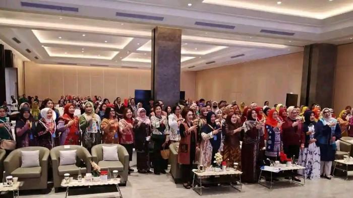 HADIR - Ketua Tim Penggerak PKK Sitaro, Ny. Lesly J. Makainas Sasiwu, S.Pd, menghadiri peringatan HUT APKASI ke-26 yang digelar di IKM Hall, Kabupaten Deli Serdang, Sumut, Kamis (2/7/2026). Peringatan HUT APKASI tahun ini mengusung tema Penguatan Peran Perempuan Dalam Meningkatkan Daya Saing Daerah, dan diikuti oleh Ketua TP-PKK serta tokoh perempuan dari berbagai kabupaten di Indonesia.