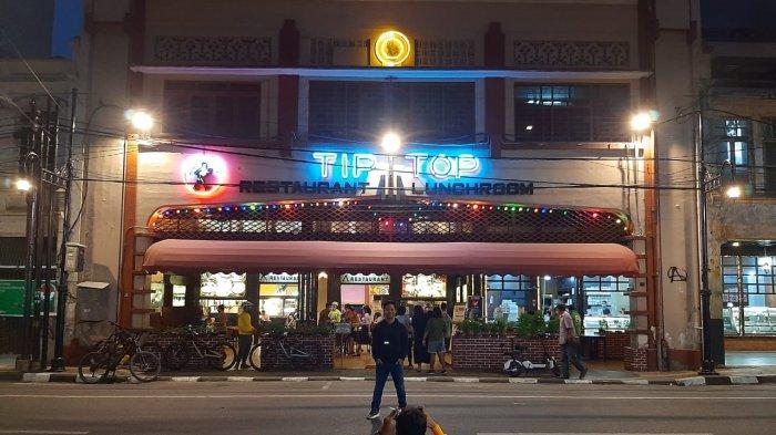 TOKO ROTI- Tip Top Bakery, toko roti yang kini menjadi restoran telah lama berdiri sebelum Indonesia merdeka.