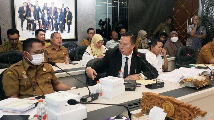BERSITEGANG - Kabag Hukum dan Kerjasama Pemkot Surabaya, Sidharta Praditya Revienda Putra, saat hadir dalam rapat hearing bersama kuasa hukum PT Unicomindo Perdana, Robert Simangunsong di Komisi B DPRD Surabaya, Jawa Timur pada Senin (13/4/2026). Keduanya beradu argumen atas putusan pengadilan.