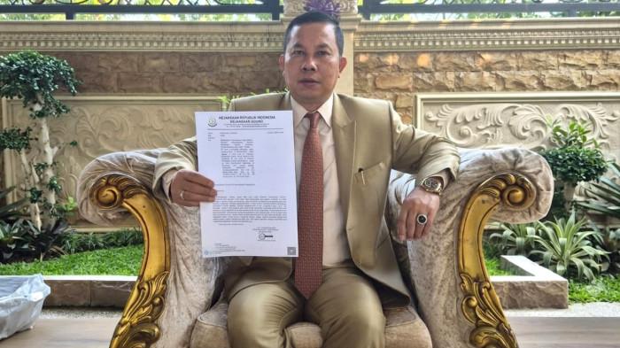 SURAT PENEGASAN - Kuasa Hukum PT Unicomindo Perdana, Robert Simangunsong, menunjukkan surat penegasan hukum dari Kejaksaan Agung RI, nomor B-506/G/Gp.1/05/2026 tertanggal 29 Mei 2026. Surat tersebut mendorong Pemkot Surabaya dalam pelaksanaan putusan pengadilan yang telah berkekuatan hukum tetap, yakni kewajiban membayar kepada PT Unicomindo Perdana sebesar Rp104,24 miliar.