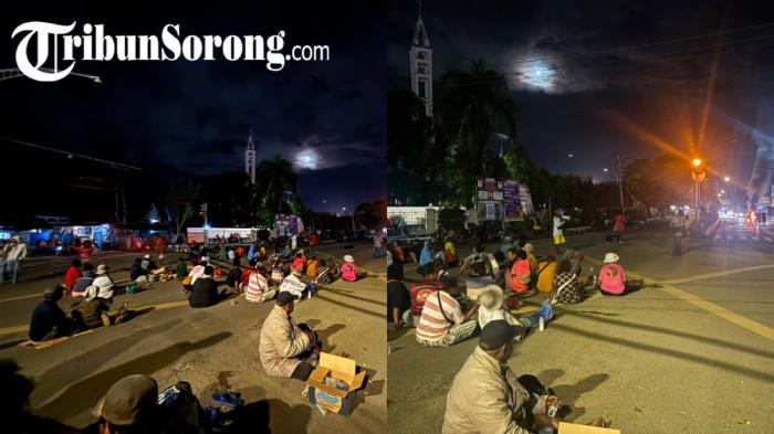 AKSI - Massa aksi mama-mama pedagang asli Papua yang sebelumnya bertahan di ruas Jalan Melati, akses menuju Kantor Gubernur Papua Barat Daya, kembali bergerak melanjutkan aksi mereka pada Kamis (2/7/2026) malam