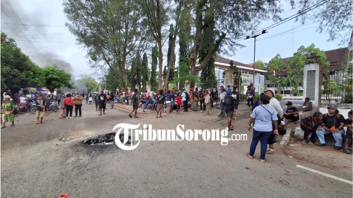 MAMA PAPUA -- Ratusan pedagang mama-mama Papua mengancam bakal palang gerbang Kantor Gubernur Papua Barat Daya, di jalan Merpati, Distrik Sorong, Remu Utara, Kota Sorong, Kamis (2/7/2026).(tribunsorong.com/safwan)