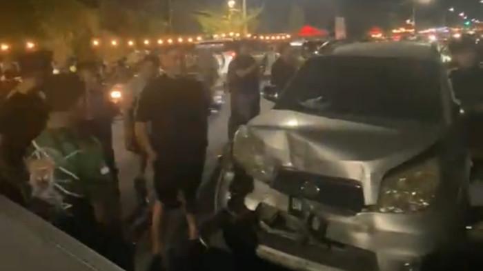 Warga berkerumun melihat kondisi mobil Daihatsu Terios yang menabrak kendaraan lain