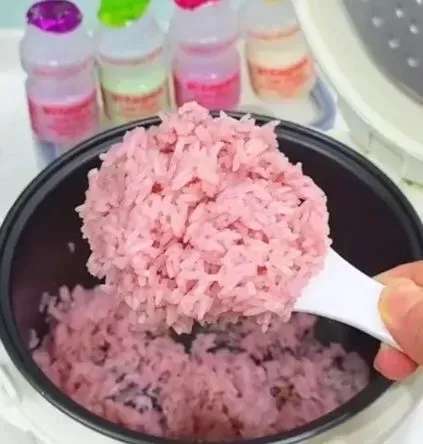 Nyeleneh! Eksperimen Masak Nasi Pakai Minuman Probiotik