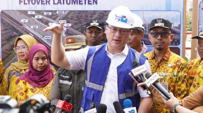 FLYOVER LATUMENTEN - Anggota DPRD DKI Jakarta, Hardiyanto Kenneth memberikan keterangan terkait progres pembangunan Flyover Latumenten, Jakarta Barat, Kamis (2/7/2026). TRIBUNJAKARTA.COM/ELGA PUTRA