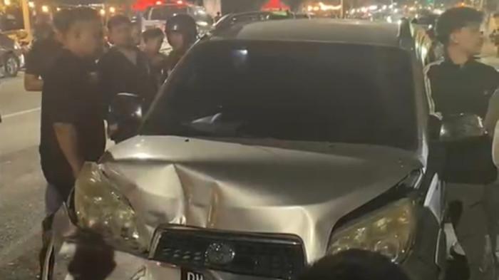 KECELAKAAN LALU LINTAS -- Kondisi mobil Toyota Terios usai menabrak kenderaan yang terparkir pada Kamis (3/7/2026). (Sumber Foto: Screen shot video Ramos)