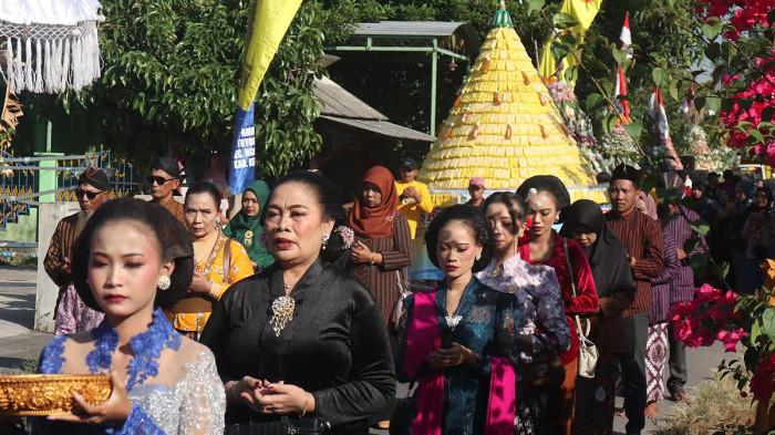 SAMBUT BULAN SURO - Tradisi kirab tumpeng tahu kuning kembali memeriahkan peringatan Bulan Suro di Desa Toyoresmi, Kecamatan Ngasem, Kabupaten Kediri, Jawa Timur pada Jumat (3/7/2026). Prosesi budaya tahunan ini, dalam rangka menyambut Bulan Suro.