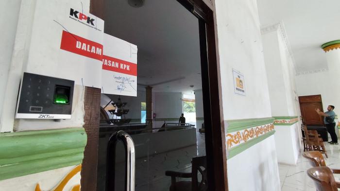 DISEGEL KPK- Ruang kerja Bupati Langkat, Syah Afandin disegel KPK, Jumat (3/7/2026