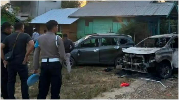 SISIR LOKASI – Petugas kepolisian melakukan penyisiran di sekitar lokasi penggerebekan dugaan peredaran sabu, di Desa Tumbang Kelemei, Kecamatan Katingan Tengah, Kamis (2/7/2026).