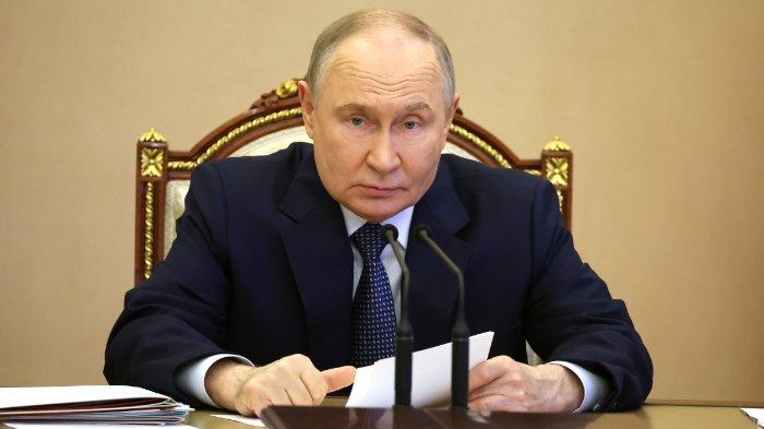PUTIN HADIRI RAPAT - Foto diambil dari Kantor Presiden Rusia, Kamis (19/6/2025), memperlihatkan Presiden Rusia Vladimir Putin hadir dalam pertemuan untuk membahas parameter utama rancangan Program Persenjataan Negara tahun 2027–2036 pada 11 Juni 2025.