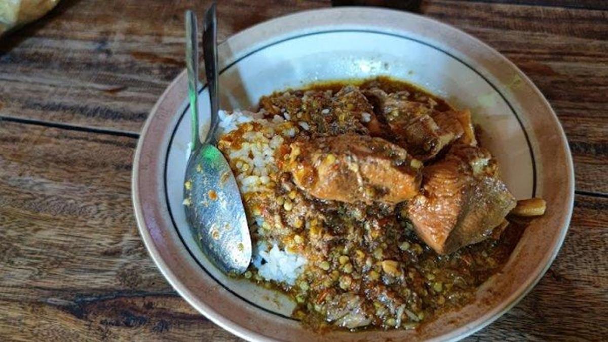 KULINER SOLORAYA - Seporsi nasi rica ayam Mbok Usrek yang beralamat di Jalan Embarkasi H., Kelipan, Gagaksipat, Kec. Ngemplak, Kabupaten Boyolali, Jawa Tengah. Potret dibagikan pada September 2021