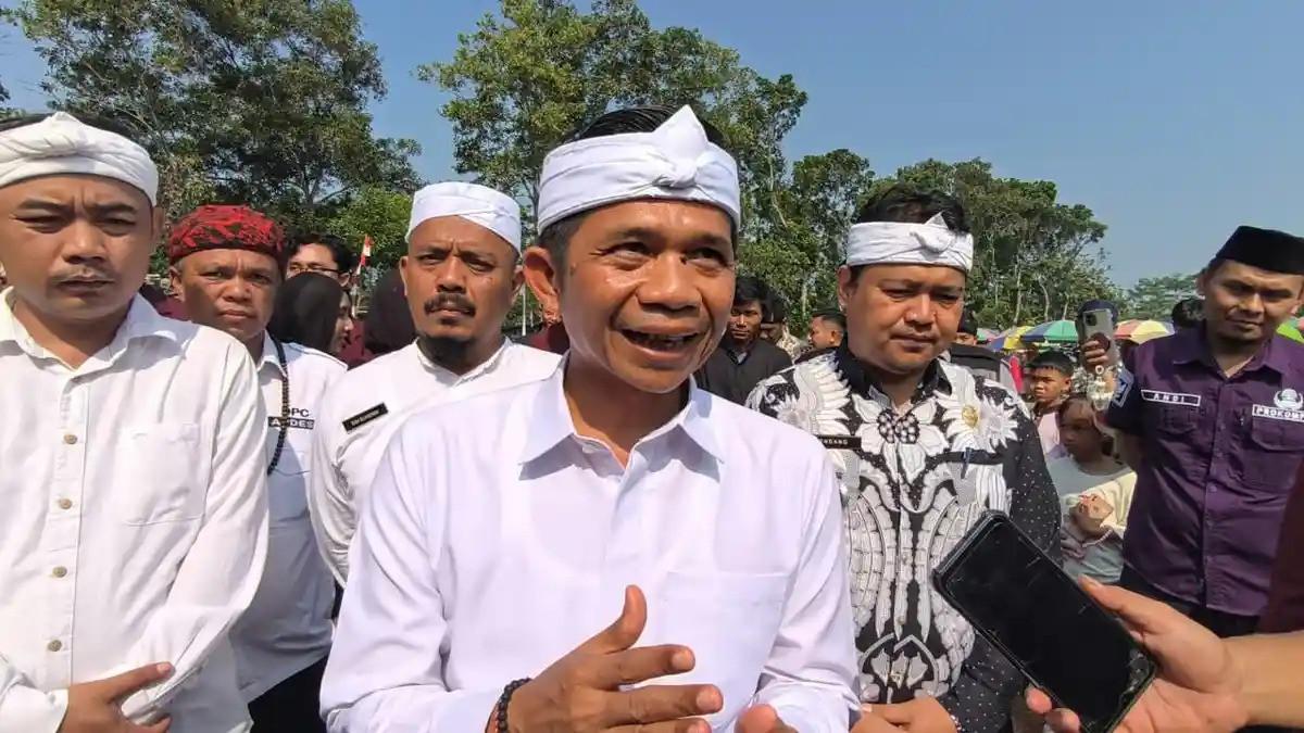MINTA MAAF - Saepul Bahri Binzein atau Om Zein, saat menghadiri kegiatan pelayanan publik di Desa Karoya, Kecamatan Tegalwaru, Kabupaten Purwakarta. Saepul Bahri Binzein (Om Zein) minta maaf atas polemik lagu 'Lalaki Langit, Lalanang Bejat' yang dinilai menyinggung kaum perempuan.