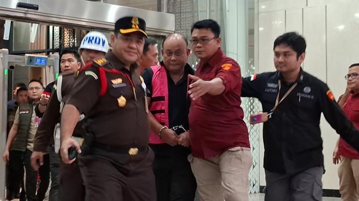 DITAHAN KEJAGUNG - Mantan Kepala BGN, Dadan Hindayana saat keluar dari gedung Jampidsus Kejagung, Jakarta, mengenakan rompi tahanan berwarna pink dan tangan diborgol Rabu (3/6/2026). Dadan ditetapkan sebagai tersangka kasus dugaan korupsi program MBG.