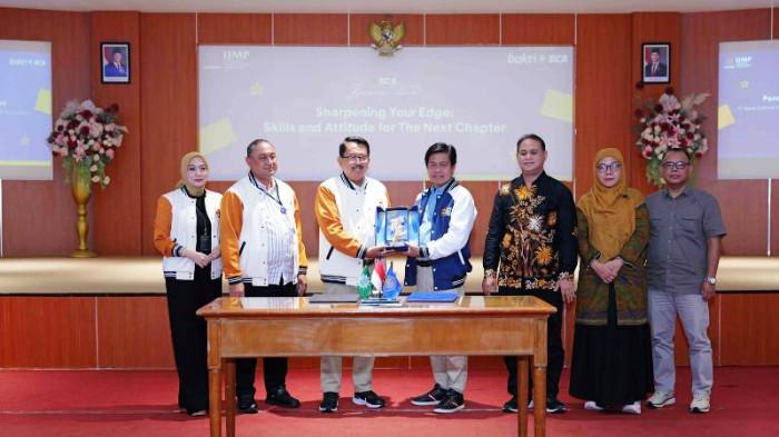 Direktur BCA Antonius Widodo Mulyono (tiga dari kiri) menyerahkan kenang-kenangan kepada Rektor Universitas Muhammadiyah Purwokerto, Prof Dr Jebul Suroso (empat dari kanan) dalam rangka BCA BerbagiIlmu, Kamis (2/7/2026). Diikuti lebih dari 400 mahasiswa dari berbagai fakultas dan program studi inimerupakan kali pertama program BBI menyambangi Universitas Muhammadiyah Purwokerto.