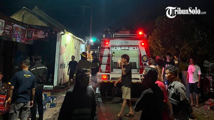 KEBAKARAN - Sebuah toko kelontong di Dukuh Tegalsari, Desa Randusari, Kecamatan Teras, Boyolali, ludes terbakar, Kamis (2/7/2026) tengah malam. Kebakaran menghanguskan bangunan beserta isinya dan menyebabkan kerugian mencapai Rp 200 juta