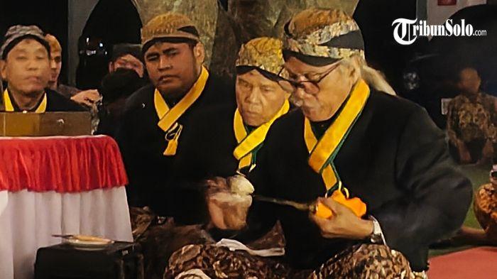 JAMASAN - Prosesi jamasan pusaka di halaman Rumah Dinas Bupati Karanganyar, Kamis (2/7/2026) malam. Prosesi kali ini menghadirkan dua pusaka sekaligus, yakni Kyai Pamot dan Kyai Jaran Bigar.