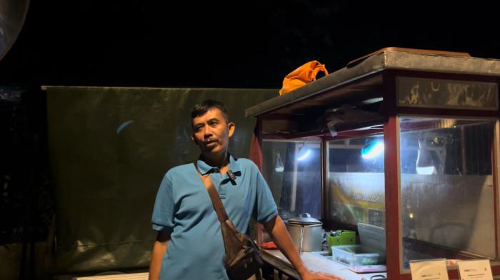 KULINER BOGOR - Tono, pemilik Kembang Tahu Pakuan yang jajakan di Jalan Wijaya Kusuma, Pakuan, Bogor.