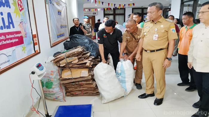 BANK SAMPAH - Wali Kota Jakarta Timur, Munjirin saat meninjau pemilahan sampah Bank Sampah di Kecamatan Makasar.