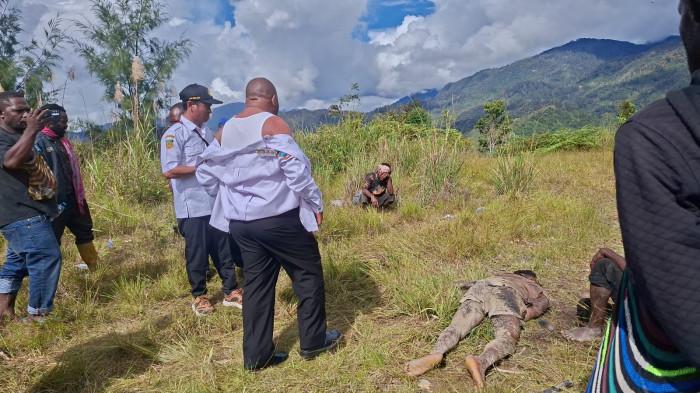 WARGA SIPIL TEWAS - Bupati Intan Jaya, Aner Maisini, Wakil Bupati Intan Jaya, Elias Igapa, Tim penanganan Konflik, bersama masyarakat saat mengevakuasi jenazah Okto Tigau di belakang Pos Habema.