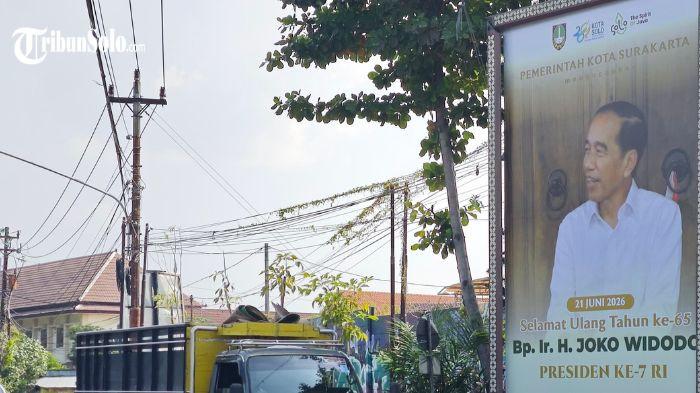 BALIHO JOKOWI - Pemerintah Kota (Pemkot) Solo memasang sejumlah baliho ucapan ulang tahun Joko Widodo (Jokowi) di berbagai titik reklame milik pemerintah daerah, Senin (22/6/2026). Pemasangan baliho tersebut merupakan inisiatif Pemerintah Kota Solo sebagai bentuk penghormatan kepada Jokowi.