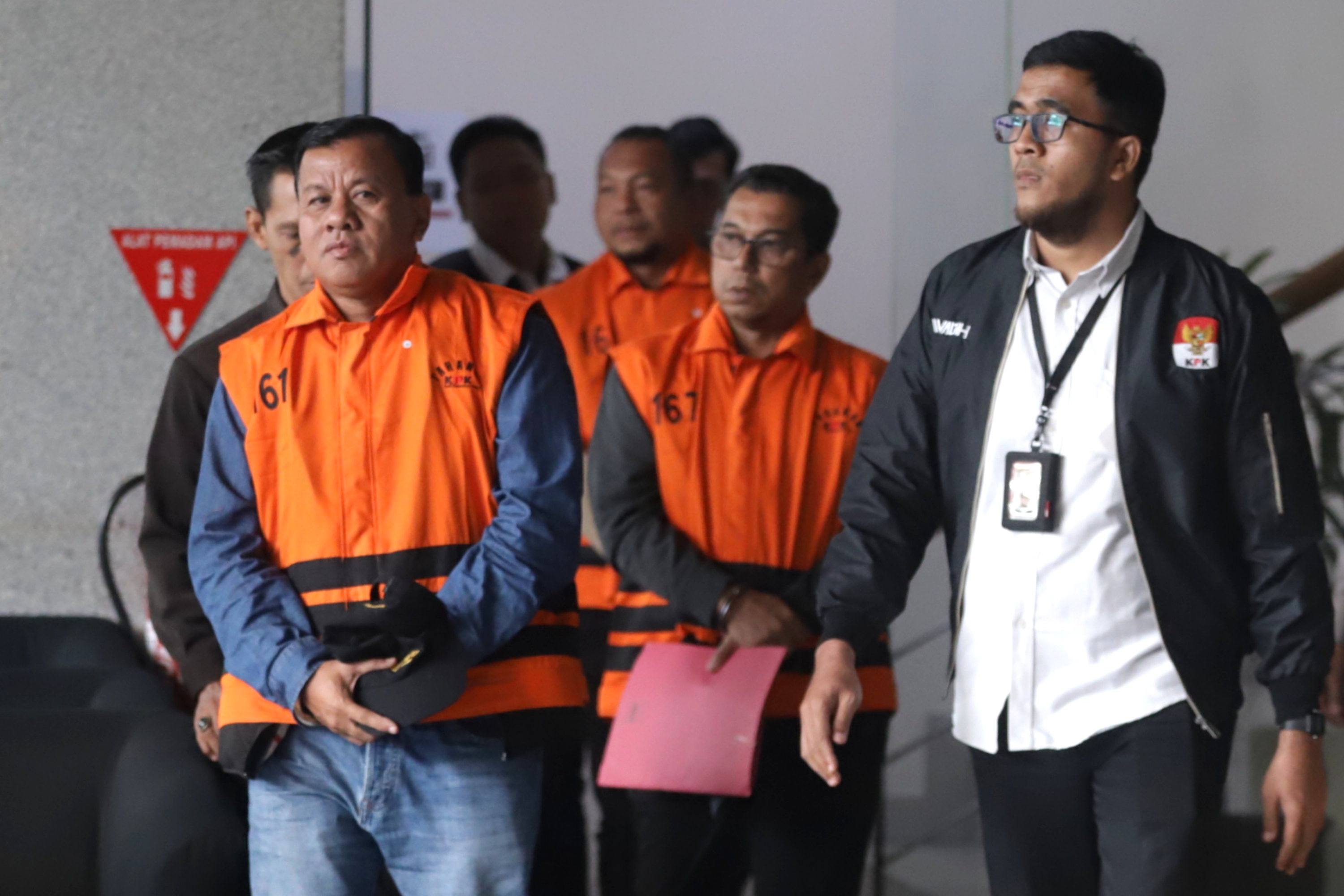 Bupati Kuantan Singingi (Kuansing) Suhardiman Amby bersama Sekretaris Daerah Kuansing Zulkarnain dan Direktur Utama PT MIC Ardiles mengenakan rompi tahanan usai menjalani pemeriksaan di Gedung KPK, Jakarta, Rabu (1/7/2026). KPK resmi menetapkan 3 tersangka yakni Bupati Kuantan Singingi (Kuansing) Suhardiman Amby bersama Sekretaris Daerah Kuansing Zulkarnain dan Direktur Utama PT MIC Ardiles terkait kasus dugaan suap jual beli jabatan di lingkungan Pemkab Kuansing. TRIBUNNEWS/IRWAN RISMAWAN