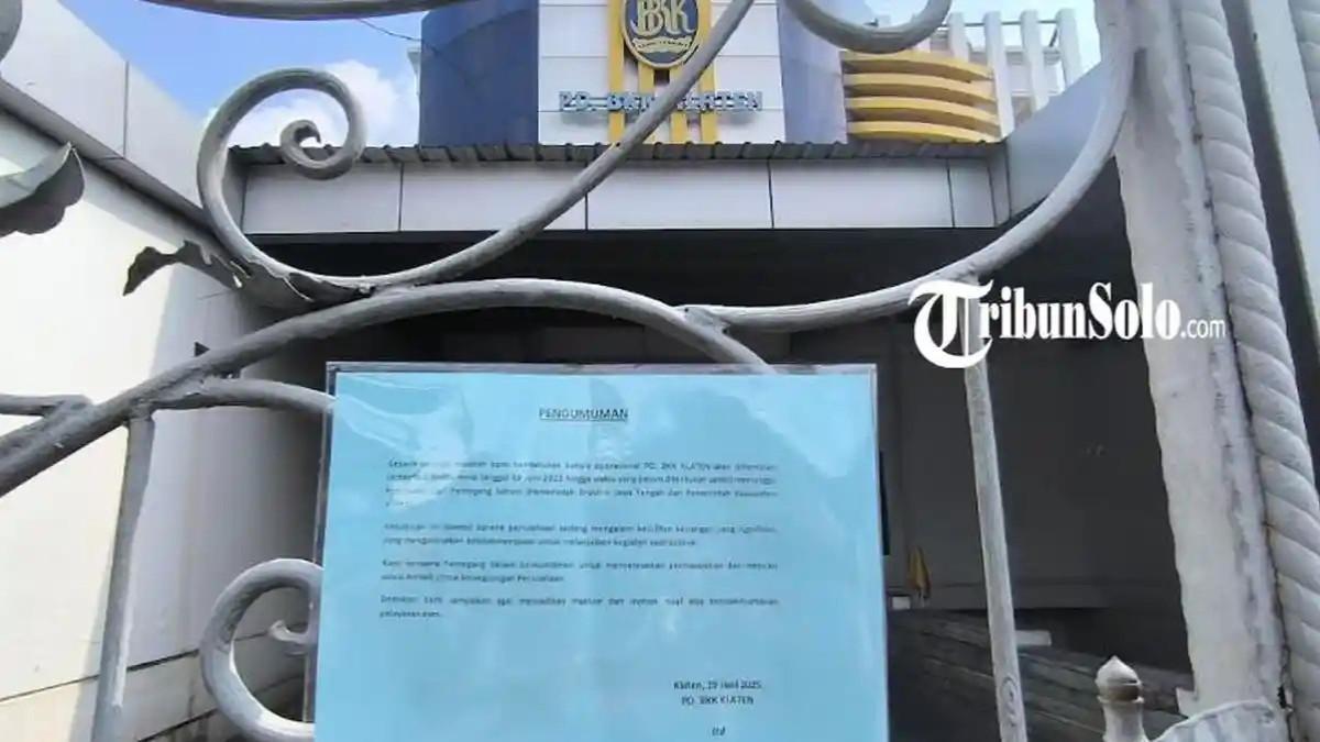 KASUS VIRAL - Gedung PD BKK Klaten yang ditutup. Bupati Klaten Hamenang Wajar Ismoyo mendukung langkah sejumlah nasabah yang menggugat Perusahaan Daerah Badan Kredit Kecamatan (PD BKK) Klaten ke pengadilan.