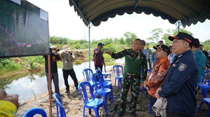 Bupati Tapin H Yamani saat meninjau dan mengecek progres peningkatan jalan daerah ruas Pandahan - Margasari di Desa Sungai Rutas, Kecamatan Candi Laras Selatan, Kabupaten Tapin, Kamis (2/7/2026).