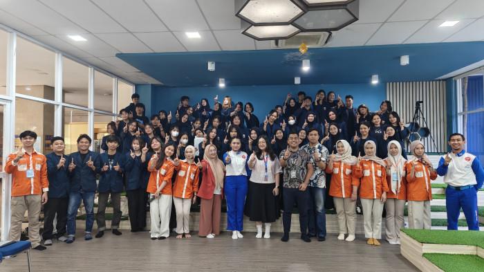 SAFETY RIDING - Instruktur Safety Riding Astra Motor Sulawesi Selatan (Asmo Sulsel), Restu Wahdini dan Wanny foto bersama peserta di sela edukasi Cari Aman kepada puluhan mahasiswa Jurusan Bahasa Mandarin Universitas Bosowa (Unibos), Jl Urip Sumoharjo, Makassar, Jumat (3/7/2026). Mahasiswa mendapat pembekalan mengenai teknik berkendara yang aman dan bertanggung jawab.