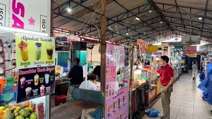 Tampak pedagang dan pembeli di Pajus Medan, Sumatera Utara yang mengoptimalkan pemanfaatan listrik sebagai penunjang kegiatan ekonomi sehari-hari.