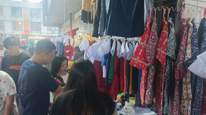 Suasana tempat jual seragam sekolah di Pasar 45 Manado