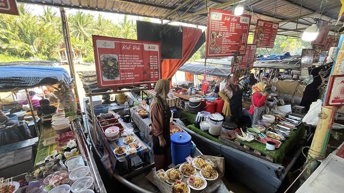 Pedagang melayani pembeli di Floating Market Pulau Sri Tanjung, Sungai Kelantan, Kota Bharu, Kelantan, Malaysia,