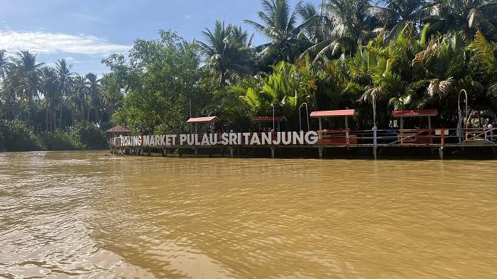 Suasana kawasan Floating Market Pulau Sri Tanjung di Sungai Kelantan, Kota Bharu, Kelantan, Malaysia