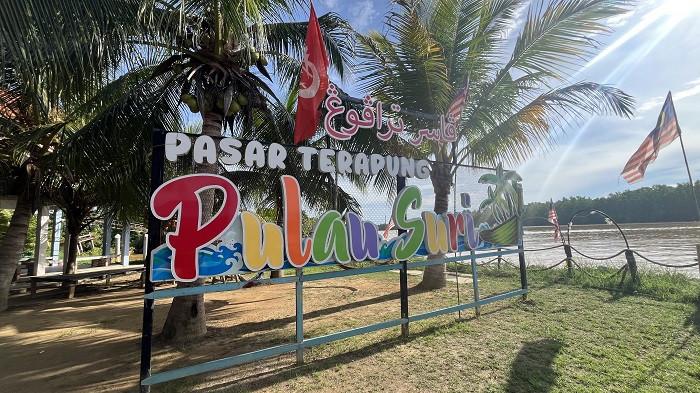 Suasana kawasan Pasar Terapung Pulau Suri di Sungai Kelantan, Kota Bharu, Kelantan, Malaysia