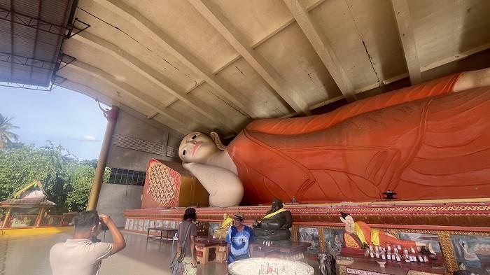 Wisatawan mengunjungi patung Sleeping Buddha di kompleks Wat Photivihan, Rantau Panjang, Kelantan, Malaysia