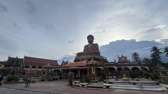 Patung Buddha duduk raksasa di kompleks Wat Machimmaram, Kelantan, Malaysia menjadi salah satu destinasi wisata religi yang menarik wisatawan domestik maupun mancanegara saat berkunjung ke Kelantan.