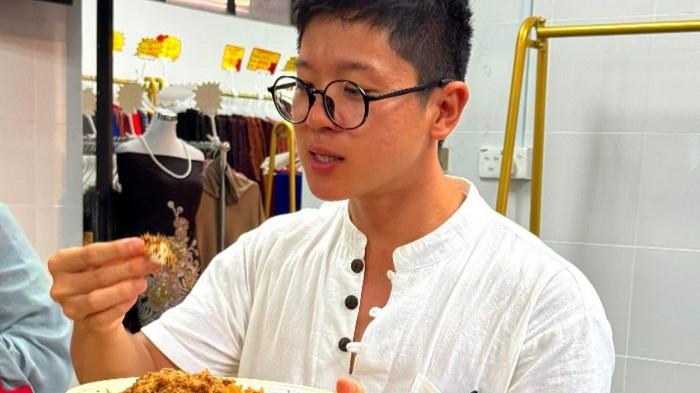 Pengunjung Mencicipi Serunding Khas Kelantan