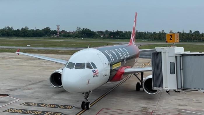 Pesawat AirAsia Malaysia dengan nomor penerbangan AK2353 rute Kota Bharu–Jakarta bersiap di garbarata Bandara Sultan Ismail Petra, Kota Bharu, Kelantan, Malaysia, Sabtu (27/6/2026). Penerbangan langsung AirAsia yang beroperasi empat kali dalam sepekan tersebut memperkuat konektivitas Indonesia dengan Kelantan.