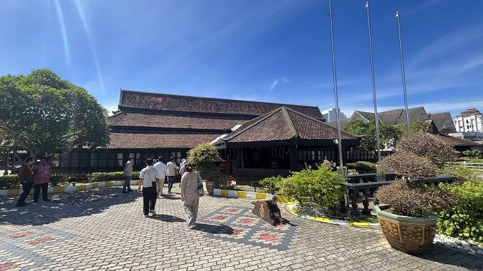 Suasana halaman Istana Balai Besar di Kota Bharu, Kelantan, Malaysia. Istana bersejarah yang menjadi salah satu simbol Kesultanan Kelantan ini masih digunakan untuk berbagai upacara adat dan acara resmi kerajaan, serta menjadi salah satu destinasi wisata sejarah yang banyak dikunjungi wisatawan.