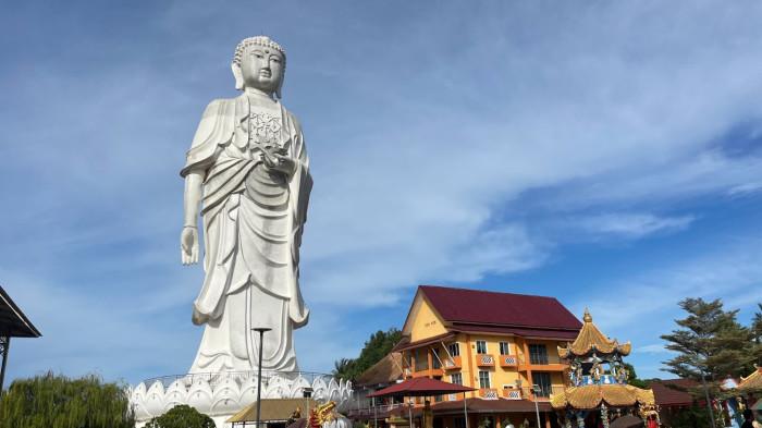 Patung Standing Buddha setinggi sekitar 30 meter berdiri megah di kompleks Wat Phothikyan Phuttakhamtham, Rantau Panjang, Kelantan, Malaysia