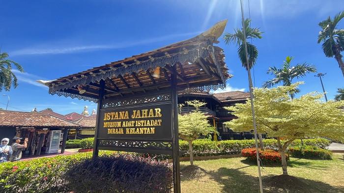 Tampak depan Istana Jahar atau Museum Adat Istiadat Diraja Kelantan di Kota Bharu, Kelantan, Malaysia. Bekas kediaman keluarga Kesultanan Kelantan yang dibangun pada 1887 ini kini difungsikan sebagai museum yang menyimpan koleksi sejarah, adat istiadat, busana kerajaan, serta warisan budaya Melayu Kelantan.