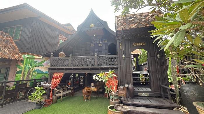 Suasana Rumah 12 Tiang, rumah tradisional Melayu yang telah berusia lebih dari satu abad di Kota Bharu, Kelantan, Malaysia