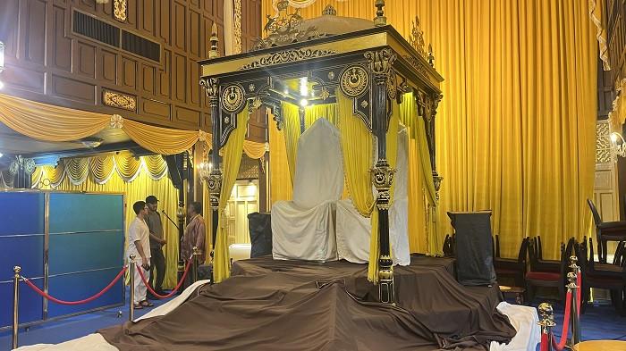Singgasana kerajaan berada di ruang utama Istana Balai Besar di Kota Bharu, Kelantan, Malaysia. Ruangan yang didominasi nuansa kuning sebagai warna kebesaran Kesultanan Kelantan ini menjadi salah satu bagian paling ikonik dari istana dan masih digunakan dalam berbagai upacara adat serta acara resmi kerajaan.