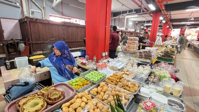 Pedagang melayani pembeli di Pasar Siti Khadijah, Kota Bharu, Kelantan, Malaysia